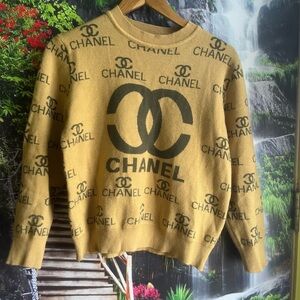 CHANEL sweatshirt women no size tag.